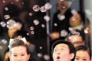 　　幸福洋溢 　▲台北市政府29日舉辦今年第2次聯合婚禮，一對新人等待上台時，新郎對著頭上的泡泡吹氣，露出趣味表情。（陳振堂攝）
