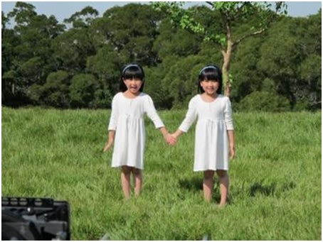 明星雙胞胎／雙胞胎甜心樂樂媃媃才7歲　主持功力一把罩