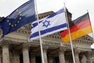 Las banderas de la Unión Europea (izq), Israel (C) y Alemania, ante el edificio del Reichstag, sede del Parlamento alemán, en Berlín, el pasado 26 de junio, durante una visita del presidente del Parlamento israelí, Reuven Rivlin. (AFP/Dpa/Archivo | Wolfgang Kumm)