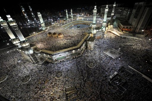 Masjidil Haram di Mekah merupakan tempat yang paling suci bagi umat Islam di seluruh dunia. Setiap tahun, berjuta-juta umat akan ke Tanah Suci Mekah untuk menyempurnakan ibadah Haji dan Umrah.