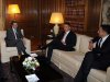 Ο πρωθυπουργός Αντώνης Σαμαράς κατά τη χθεσινή συνάντηση με τους διευθύνοντες συμβούλους της Vodafone Γλαύκο Περσιάνη και της Wind Νάσο Ζαρκαλή