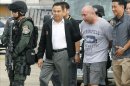 El supuesto narcotraficante estadounidense, Joseph Manuel Hunter (2ºdcha), es trasladado al aeropuerto de Don Mueang en Bangkok (Tailandia) para ser extraditado a Estados Unidos. EFEEl supuesto narcotraficante estadounidense, Joseph Manuel Hunter (izda), es escoltado al abordar un avión en el aeropuerto de Don Mueang en Bangkok (Tailandia) para ser extraditado a Estados Unidos. EFE