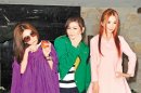　▲Ella（左）模仿Hebe MV削蘋果、Selina（中）穿Ella外套、Hebe甜美扮Selina。（李開明攝）
