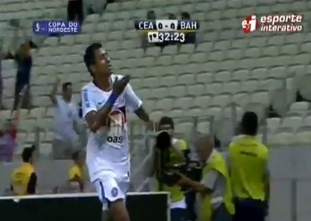 Kléberson comemora o primeiro gol da Arena Castelão na vitória do Bahia sobre o Ceará