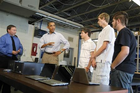 U.S. President Barack Obama speaks with students in the computer lab at Bluestone High School in Skipwith, Virginia, October 18, 2011. REUTERS/Jason Reed