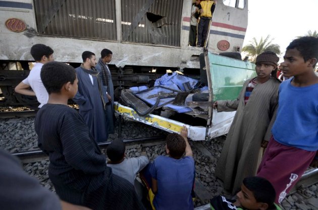 اصطدام حافلة مدرسية بقطار في محافظة أسيوط راح ضحيته 50 قتيلا وادى الى اصابة 17 شخصا.