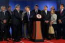 Fotografía cedida por la Presidencia de Colombia del mandatario Juan Manuel Santos (c) estrechando la mano del presidente de la Sociedad de Agricultores de Colombia (SAC), Rafael Mejía (i) en Bogotá (Colombia). EFE/Archivo