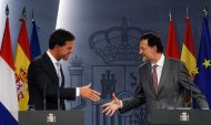 Netherlands' Prime Minister Mark Rutte (L) shakes hands with Spanish Prime Minister Mariano Rajoy during a joint news conference at Madrid's Moncloa Palace June 7, 2012. REUTERS/Susana Vera