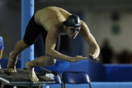 El paraguayo Benjamín Hockin se lanza a la piscina para la final de 200 metros estilo libre en los Juegos Panamericanos en Guadalajara, México, el martes 18 de octubre de 2011. Hockin ganó el bronce. (Foto AP/Julie Jacobson)