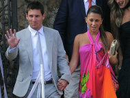 Messi se mostró con su novia embarazada en el casamiento de Iniesta