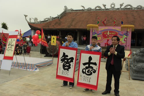 Ông Đỗ Trung Thoại, Phó Chủ tịch UBND TP.Hải Phòng tặng chữ Chí và Trí cho học sinh tiêu biểu của thành phố