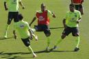 Brazil's Neymar, center, practices with Hulk, right, and Bernard during a training session one day before their team's round of 16 World Cup soccer match with Chile at Mineirao Stadium in Belo Horizonte, Brazil, Friday, June 27, 2014. (AP Photo/Andre Penner)