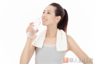 除了透過多喝水來達到排毒效果外，也可以透過日常的飲食調理來改善。
