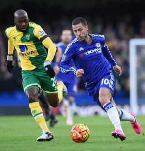 Chelsea&#39;s Belgian midfielder Eden Hazard (R) vies&nbsp;&hellip;