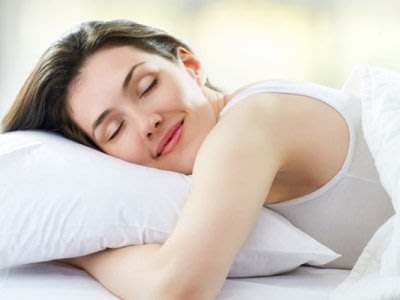 Kuruskan badan dengan tidur berbogel?