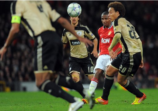 Manchester United's Ashley Young (2nd R) crosses the ball