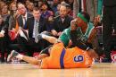 Gerald Wallace, de los Boston Celtics (i), se cae encima de Pablo Prigioni, de los New York Knicks, en un partido de la NBA jugado el 8 de diciembre de 2013 en Nueva York