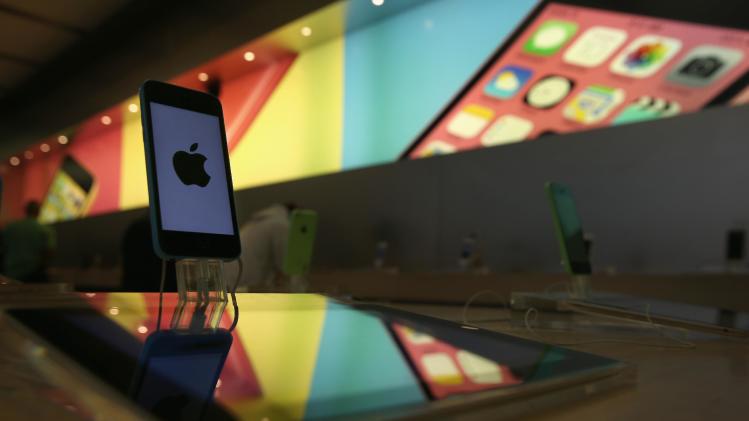 iPhones sit on display at Apple&#39;s Fifth Avenue store in Midtown Manhattan, in New York, on April 22, 2014