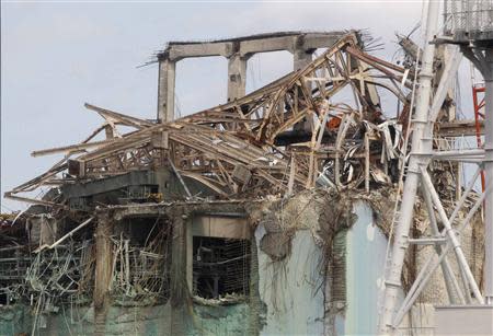 Foto de arquivo do telhado destruído no prédio do reator No.3 de tsunami aleijado Fukushima Daiichi usina nuclear da TEPCO é visto na prefeitura de Fukushima