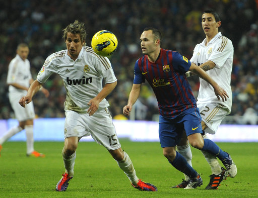  افتراضي ريال مدريد 1-3 برشلونة ( صور اللقاء )  Barcelonas-midfielder-andres-iniesta-r-20111210-140047-327