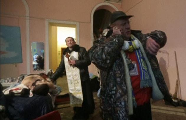 Des prêtres s'interposent entre policiers et manifestants en Ukraine 2014-01-22T120252Z_714524393_GM1EA1M1JCH01_RTRMADP_3_UKRAINE-EU
