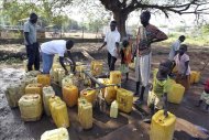 Un grupo de sudaneses llena unos bidones de agua en Yuba, en el sur de Sudán. EFE/Archivo