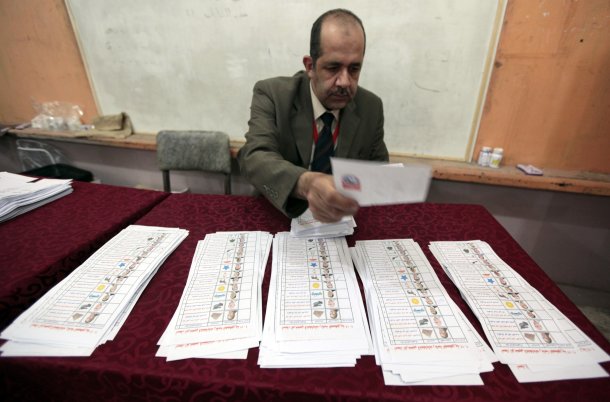 بجاتو: موسى وصباحي يدفعان ببطلان الانتخابات ويطعنان على جميع نتائجها 2012-05-24T211613Z-248926887-GM1E85P0CFA01-RTRMADP-3-EGYPT-ELECTION-JPG_130346