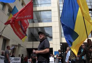 In this May 23, 2014, photo, Ukrainian protesters hold&nbsp;&hellip;