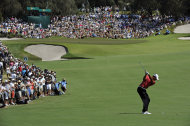 El estadounidense Tiger Woods realiza su tiro de aproximación al hoyo cuatro durante la segunda ronda de la Copa Presidentes en el campo Royal Melbourne, el viernes 18 de noviembre del 2011 ( AP Foto/Andrew Brownbill).