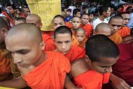 Bangladeshi Buddhist monks form a human chain during a protest against attacks on Buddhist temples and homes, in front of national press club in Dhaka September 30, 2012. REUTERS/Andrew Biraj
