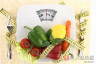 國人減重有吃菜不吃肉的迷思，專家強調，低熱量減肥容易造成身體傷害，不可小覷。