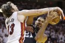 El alero de los Spurs de San Antonio, Tim Duncan defiende la pelota de Mike Miller (13), del Heat de Miami, en el sexto juego de la final de la NBA el martes 18 de junio de 2013, en Miami. (Fotp AP/Lynne Sladky)