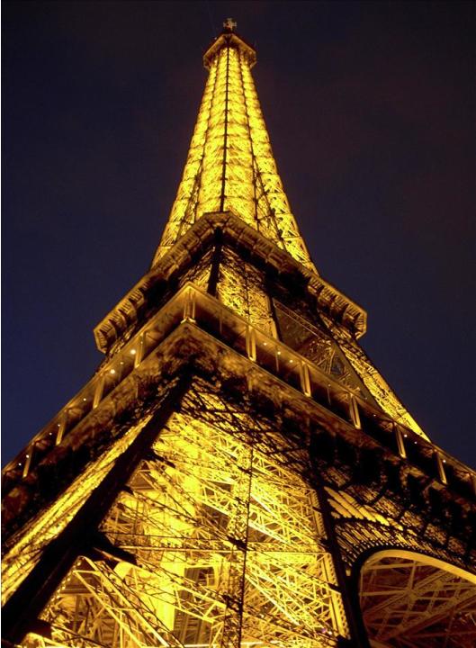 La torre Eiffel vista desde uno de los cuatro pilares situados en los vértices de un rectágulo. EFE/Archivo