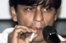 Shah Rukh Khan Didenda karena Merokok