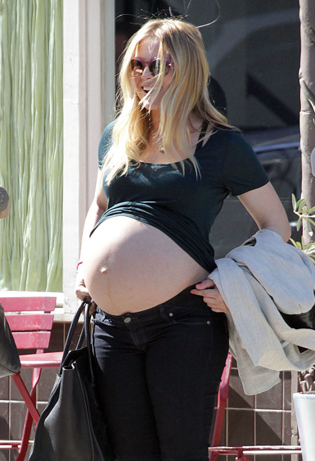 Exclusive... Kristen Bell Shows Off Her Huge Baby Bump NO INTERNET USE WITHOUT PRIOR 
