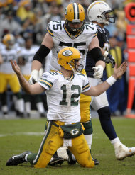 El quarterback de los Packers de Green Bay Aaron Rodgers (12) gesticula frente a un árbitro luego de una jugada del segundo cuarto frente a los Chargers de San Diego el domingo 6 de noviembre de 2011, en San Diego. (Foto AP/Denis Poroy)