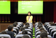 海軍艦隊指揮部一日在左營威海營區舉行「一百年女性官士兵心理衛生專題講座」，邀請高雄市張老師中心資深督導李麗茹，以「職場兩性互動與情緒管理」為題，實施專題講演。（軍聞社提供）