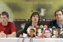 Los dirigentes de la izquierda abertzale, Rufi Etxeberria (i), Maribi Ugarteburu (c), y Permando Barrena (d), en una rueda de prensa en San Sebastián. EFE/Archivo