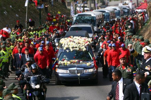 El féretro con el cuerpo de Hugo Chávez llegó este viernes al "Cuartel de la Montaña", donde reposará por el momento, tras recorrer las calles de Caracas, en el último y multitudinario adiós al fallecido mandatario a un mes de las elecciones para elegir a su sucesor