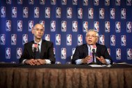 El comisionado de la NBA, David Stern (derecha) habla en una conferencia de prensa junto al subcomisionado Adam Silver, tras una jornada de reuniones que concluyó con la ratificación del nuevo contrato colectivo, el jueves 8 de diciembre del 2011 (AP Foto/John Minchillo).