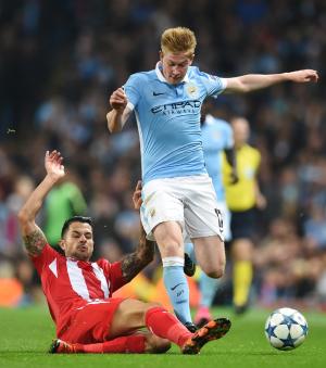 Manchester City&#39;s Kevin De Bruyne (R) is tackled&nbsp;&hellip;