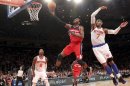 John Wall (2) de los Wizards de Washington intenta anotar ante Carmelo Anthony de los Knicks de Nueva York el martes 9 de abril de 2013. (AP Foto/Mary Altaffer)
