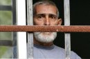 El preso de ETA Iosu Uribetxebarria, asomado ayer a la ventana de su habitación del Hospital Donostia. EFE