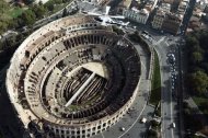 Un'immagine dall'alto del Colosseo. REUTERS/Alessandro Bianchi