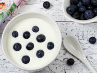 Según el estudio, el yogurt blanco se calificó como más dulce, gustó más y se consideró más caro que el yogurt color rosa cuando se comieron con una cuchara blanca. Esos efectos fueron lo contrario cuando el yogurt de ambos colores se comió con una cuchara negra.