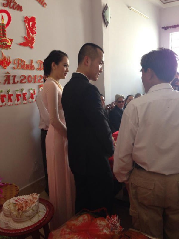 Cô dâu Ngọc Thạch thướt tha với áo dài trong lễ đám hỏi Thi_u_gia_H__N_i_v_o-96630cec7055244a823be8708fc21cfb