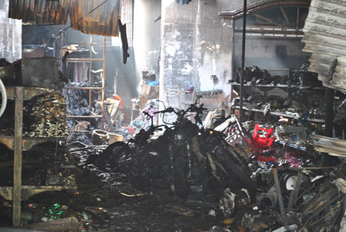 4 người trong gia đình chết cháy lúc nửa đêm Chay-nha-4-5571-1383447014-20131103-030617-300