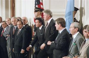 Menem y Clinton, en 1993, en la Casa Blanca. Hacia la izquierda de la foto, Domingo Cavallo y Guido Di Tella (AP)
