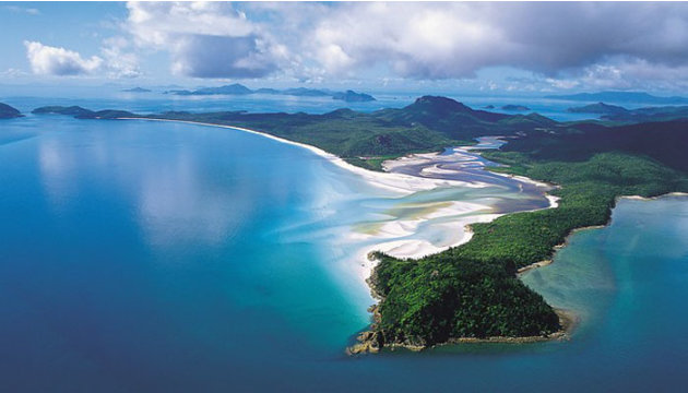 شاطئ وايت هيفن – استراليا  يقع شاطئ وايت هيفن بجزيرة وايت سانداي، أكبر جزر استراليا، ويمتد على طول 6 كم، ويتكون من الرمل الأبيض الناعم جداً بنقاوة تصل إلى 98%، لهذا تُستخدم فى صناعة عدسات المناظير بوكال‍