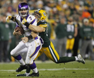 El quarterback de los Vikings de Minnesota, Christian Ponder, es capturado por Clay Matthews, de los Packers de Green Bay, durante el partido del lunes 14 de noviembre del 2011. Ponder dijo el miércoles 16 que busca olvidarse de ese partido amargo (AP Foto/Jeffrey Phelps).